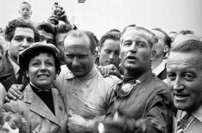 Juan Manuel Fangio (links, mit Ehefrau) und Karl Kling freuen sich über ihren Doppelsieg in Reims