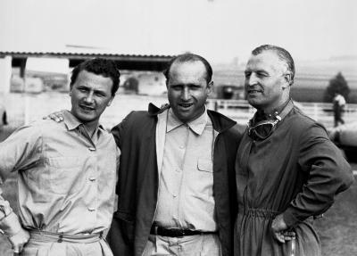 Das Mercedes-Benz Rennfahrer-Team von links: Hans Herrmann, Juan Manuel Fangio und Karl Kling