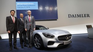 Auf der Überholspur: Der Daimler Vorstand und der AMG GT (Bild: Daimler AG)