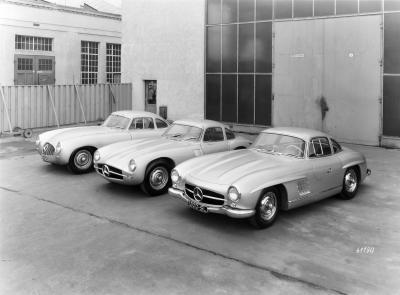 Drei Versionen des Mercedes-Benz Typ 300 SL auf einen Blick: Links der Mercedes-Benz Rennsportwagen 300 SL (W 194) von 1952, daneben der Rennsportprototyp (Chassisnummer W 194 011) für die Rennsaison 1953 (dieser Prototyp kam nicht zum Renneinsatz), dann der Serienwagen (W 198) des Jahres 1954 (Bild: Daimler AG)