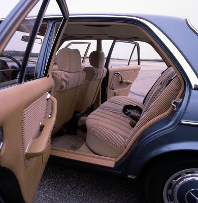 Veloursausstattung gehört beim W123 zum „guten Ton“ (Bild: Daimler AG)