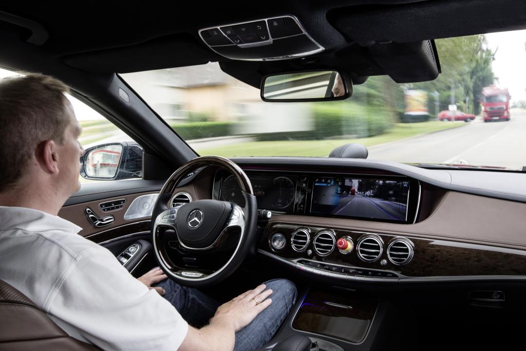 Technisch möglich, rechtlich noch viel zu klären: Autonomes Fahren (Bild: Daimler AG)