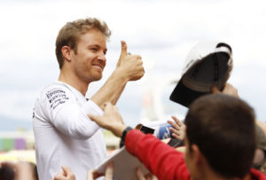 Es gibt Gerüchte, die Nico Rosberg vor einem Wechsel zu Ferrari sehen - aus momentaner Sicht eher Unwahrscheinlich (Bild: Daimler AG)